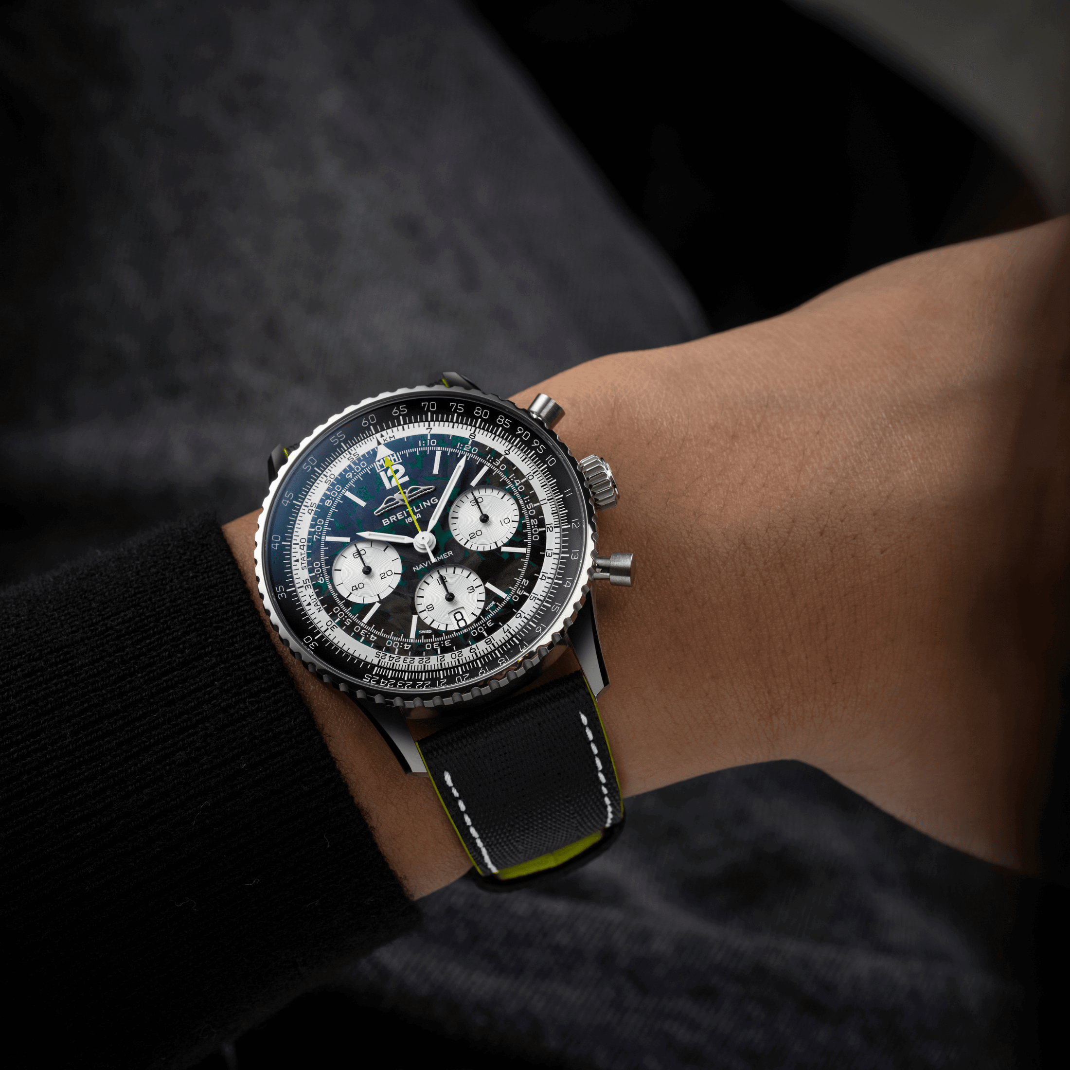 Montre Breitling Navitimer B01 Chronograph 43 Aston Martin Aramco Formula ONE™ Titane automatique 43 mm