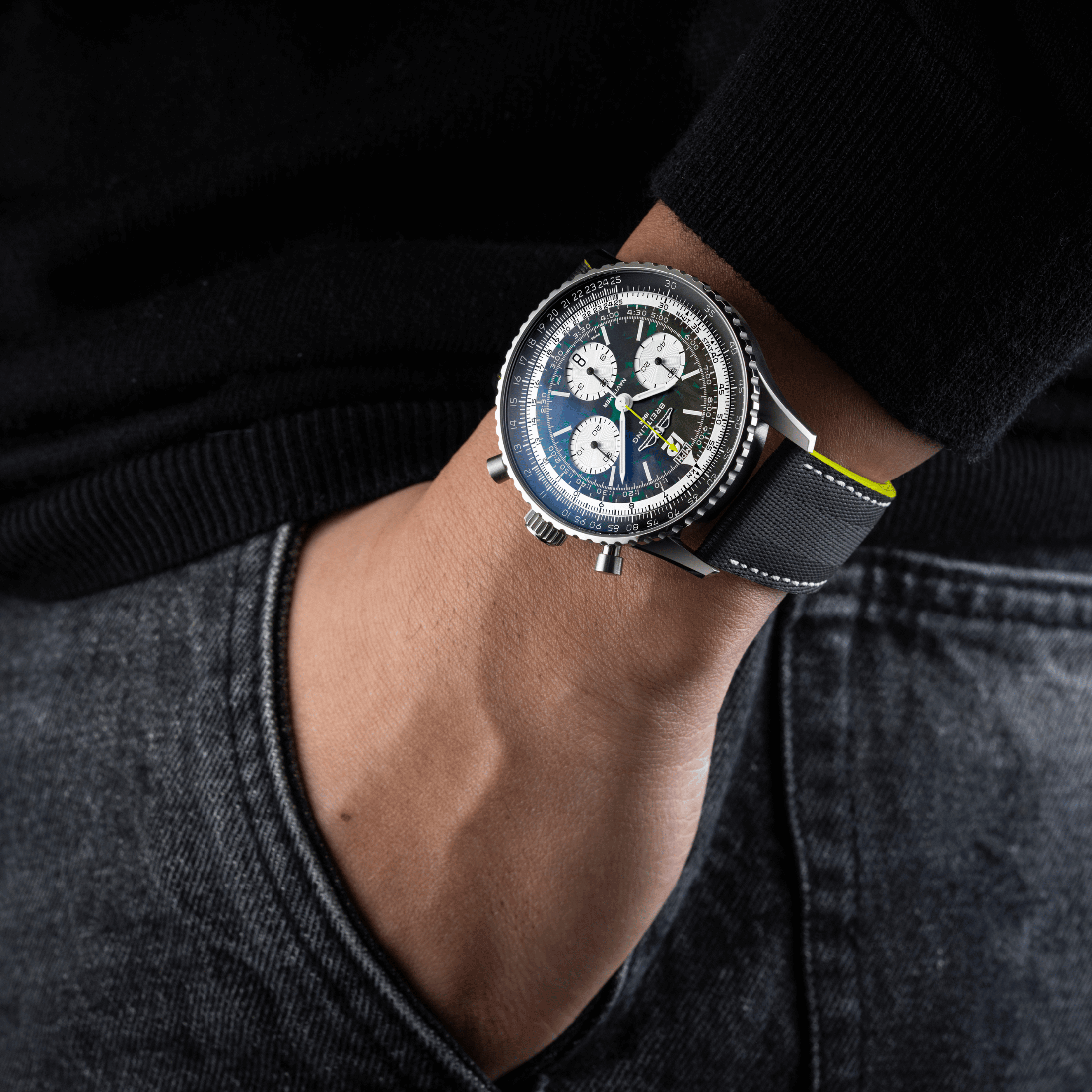 Montre Breitling Navitimer B01 Chronograph 43 Aston Martin Aramco Formula ONE™ Titane automatique 43 mm