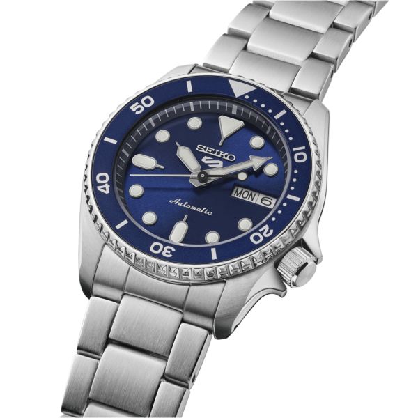 Montre Seiko 5 Sports SKX Midsize automatique cadran bleu bracelet acier 38 mm