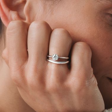 Solitaire Lepage Cupidon en or blanc et émeraude