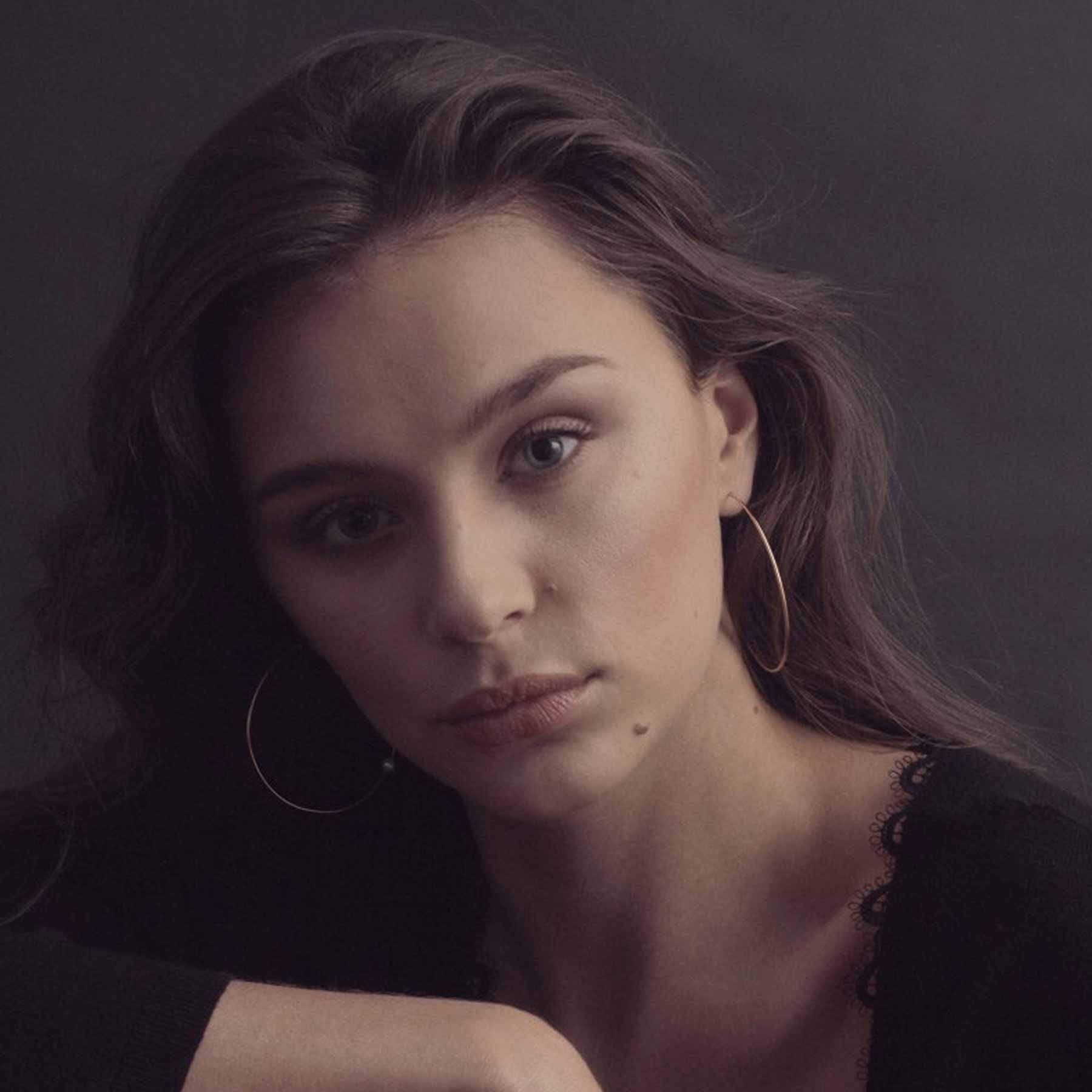 Créoles Claverin Pearly Hoop en or jaune et perles blanches