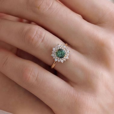 Bague Lepage Dentelle en or jaune, saphir vert et diamants