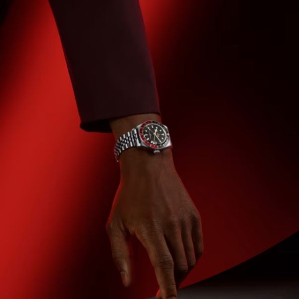 copy ofMontre Tudor Black Bay 58 GMT automatique lunette noire et bordeaux cadran noir bracelet acier trois mailles 39 mm