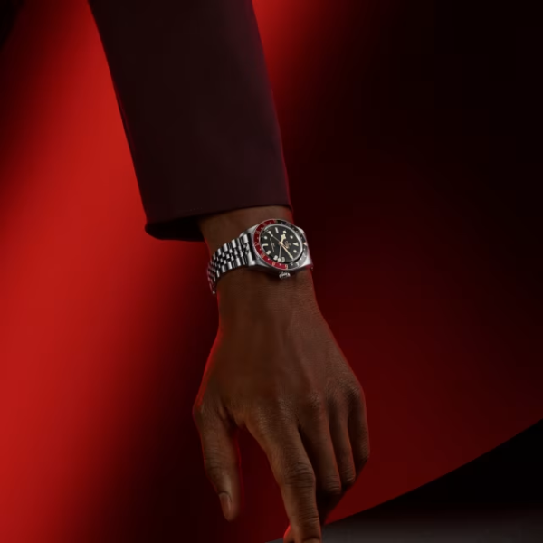 copy ofMontre Tudor Black Bay 58 GMT automatique lunette noire et bordeaux cadran noir bracelet acier trois mailles 39 mm