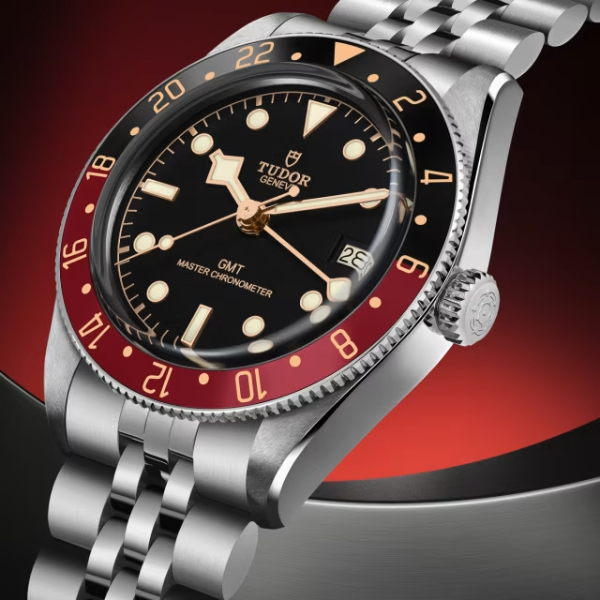 copy ofMontre Tudor Black Bay 58 GMT automatique lunette noire et bordeaux cadran noir bracelet acier trois mailles 39 mm