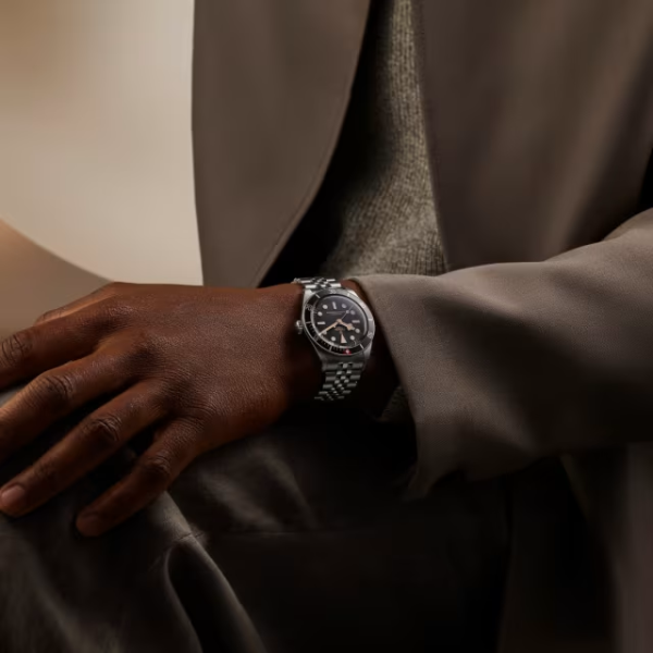 Montre Tudor Black Bay 58 automatique cadran noir bracelet acier cinq mailles 39 mm