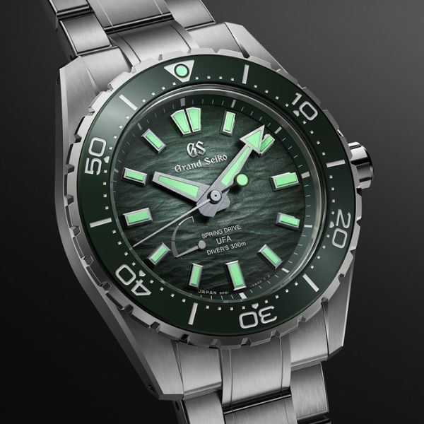 Grand Seiko Evolution 9 Spring Drive U.F.A. Ushio 300 Diver green dial titanium bracelet 40,8 mm