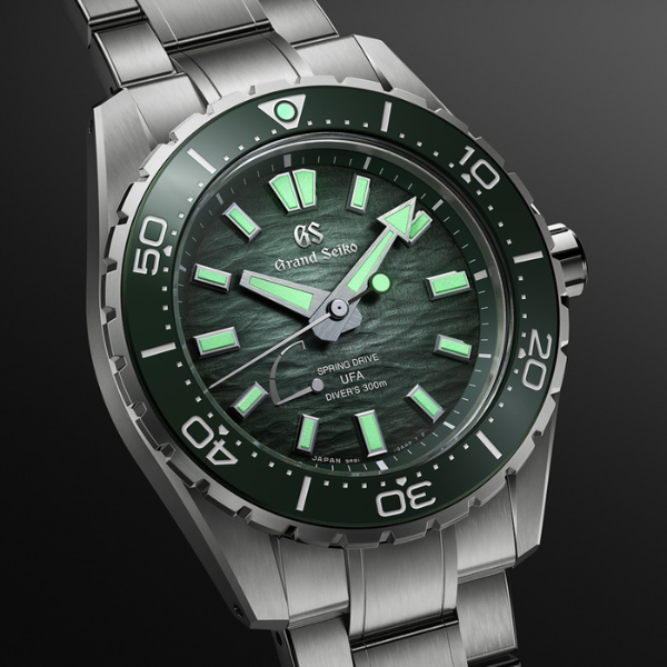Grand Seiko Evolution 9 Spring Drive U.F.A. Ushio 300 Diver green dial titanium bracelet 40,8 mm