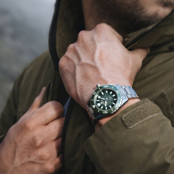 Grand Seiko Evolution 9 Spring Drive U.F.A. Ushio 300 Diver green dial titanium bracelet 40,8 mm