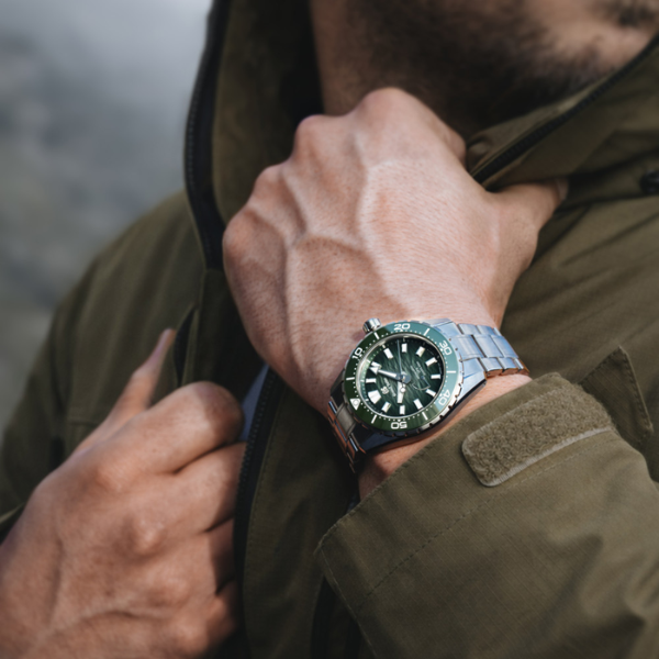 Grand Seiko Evolution 9 Spring Drive U.F.A. Ushio 300 Diver green dial titanium bracelet 40,8 mm