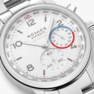 Montre Nomos Club Sport Neomatik Worldtimer Mondial cadran argent bracelet acier 40 mm