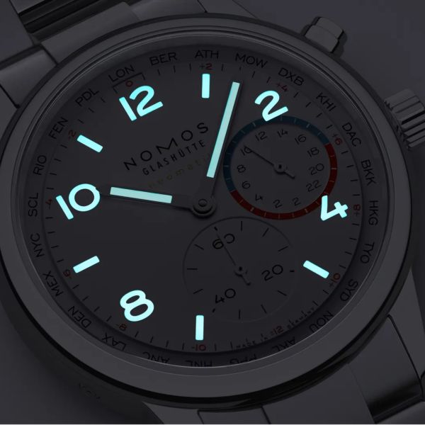 Montre Nomos Club Sport Neomatik Worldtimer Mondial cadran argent bracelet acier 40 mm