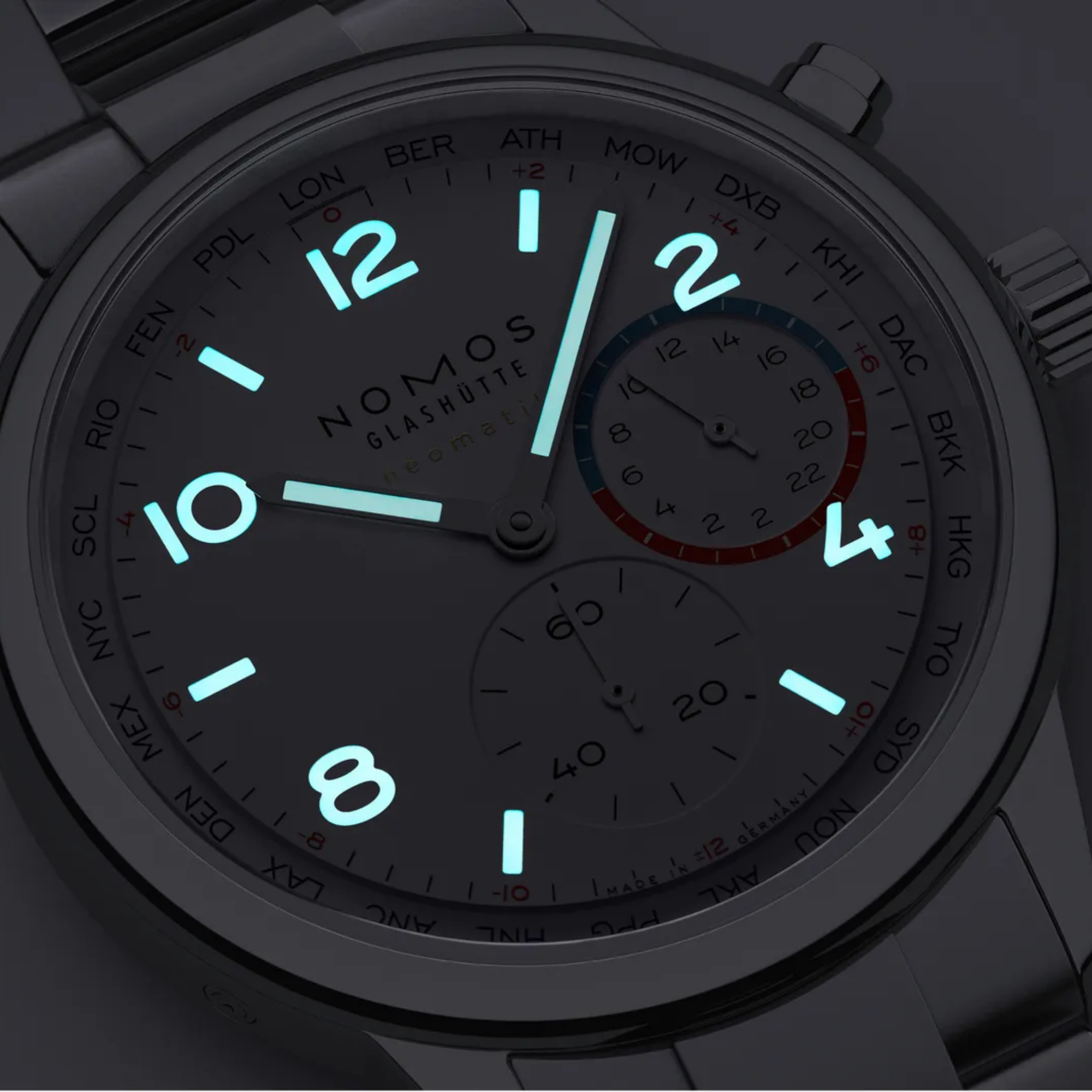 Montre Nomos Club Sport Neomatik Worldtimer Mondial cadran argent bracelet acier 40 mm