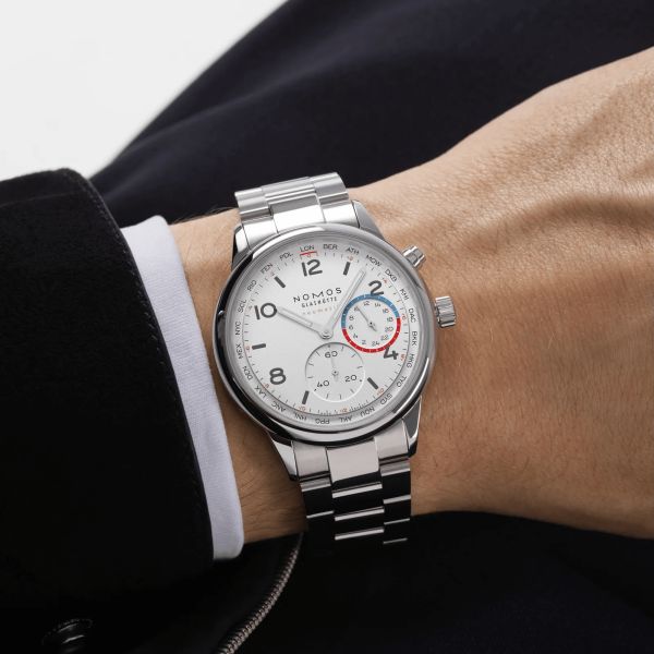 Montre Nomos Club Sport Neomatik Worldtimer Mondial cadran argent bracelet acier 40 mm