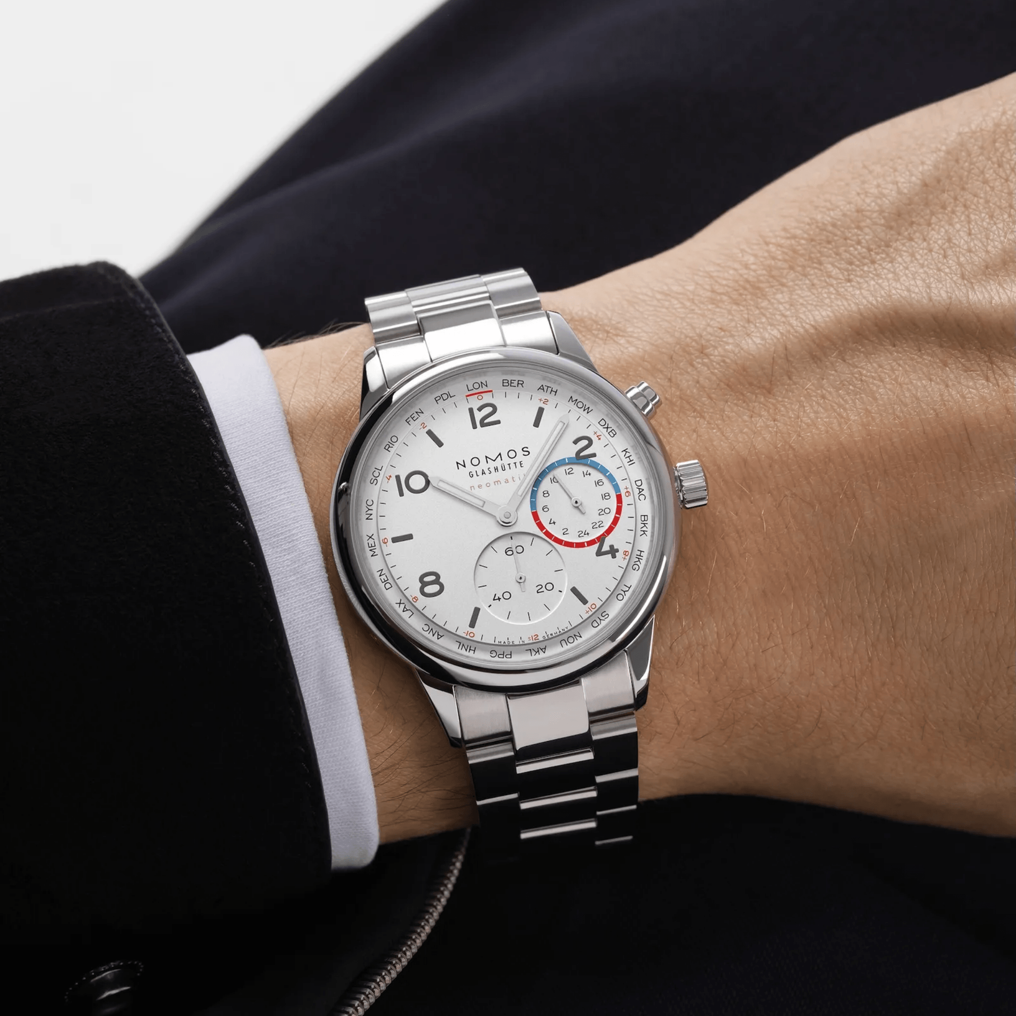 Montre Nomos Club Sport Neomatik Worldtimer Mondial cadran argent bracelet acier 40 mm