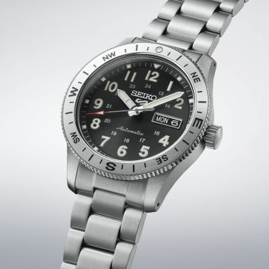 Montre Seiko 5 Sports Field Series automatique cadran noir bracelet acier 41 mm