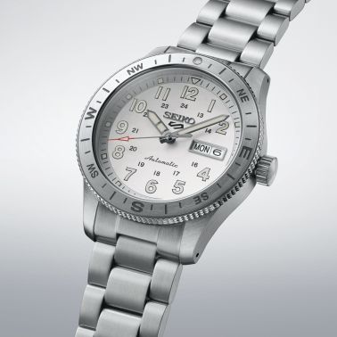 Montre Seiko 5 Sports Field Series automatique cadran blanc bracelet acier 41 mm