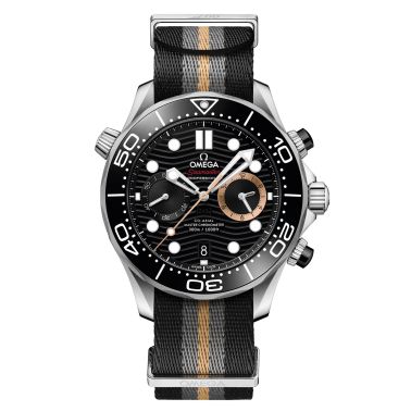 Montre Omega Seamaster Diver 300M Chronographe 007 First Light cadran noir bracelet NATO 44 mm