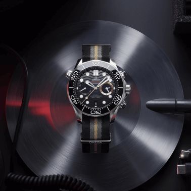 Montre Omega Seamaster Diver 300M Chronographe 007 First Light cadran noir bracelet NATO 44 mm