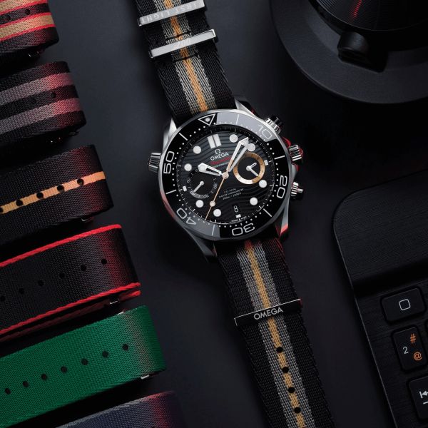 Montre Omega Seamaster Diver 300M Chronographe 007 First Light cadran noir bracelet NATO 44 mm
