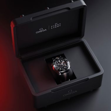 Montre Omega Seamaster Diver 300M Chronographe 007 First Light cadran noir bracelet NATO 44 mm