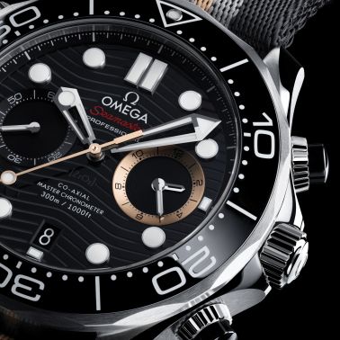 Montre Omega Seamaster Diver 300M Chronographe 007 First Light cadran noir bracelet NATO 44 mm