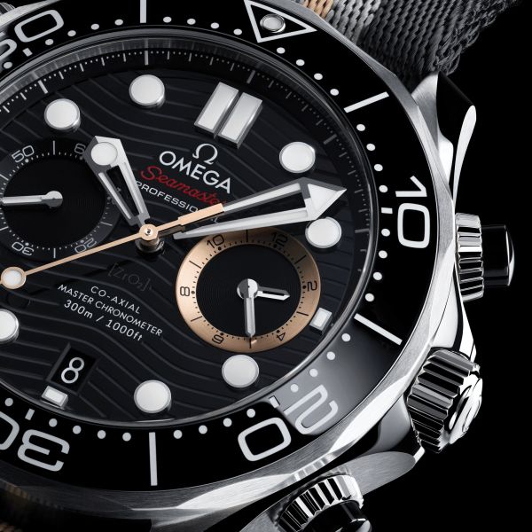 Montre Omega Seamaster Diver 300M Chronographe 007 First Light cadran noir bracelet NATO 44 mm