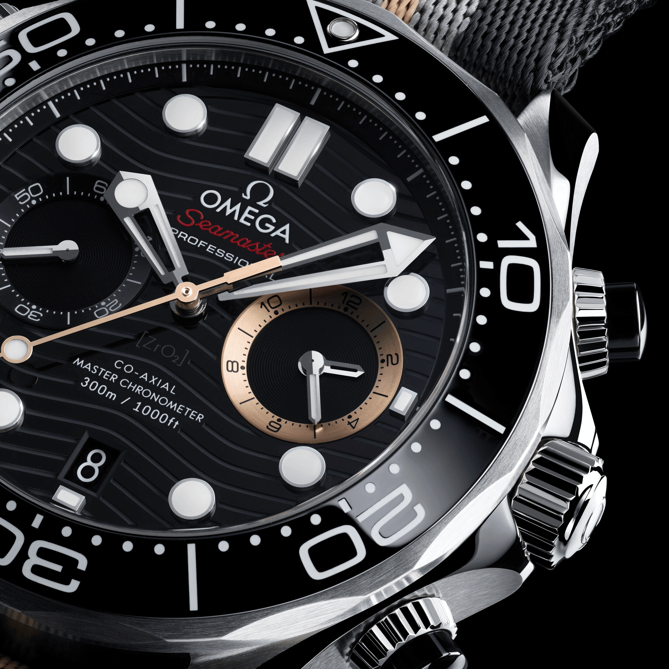 Montre Omega Seamaster Diver 300M Chronographe 007 First Light cadran noir bracelet NATO 44 mm