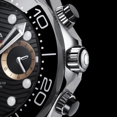 Montre Omega Seamaster Diver 300M Chronographe 007 First Light cadran noir bracelet NATO 44 mm