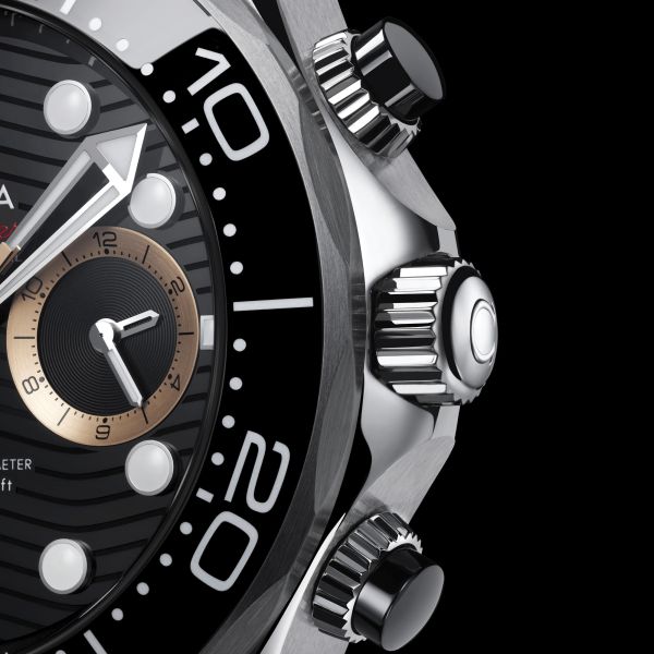 Montre Omega Seamaster Diver 300M Chronographe 007 First Light cadran noir bracelet NATO 44 mm