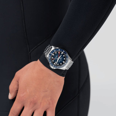 Montre Hamilton Khaki Navy Scuba automatique GMT cadran bleu nuit bracelet acier 43 mm