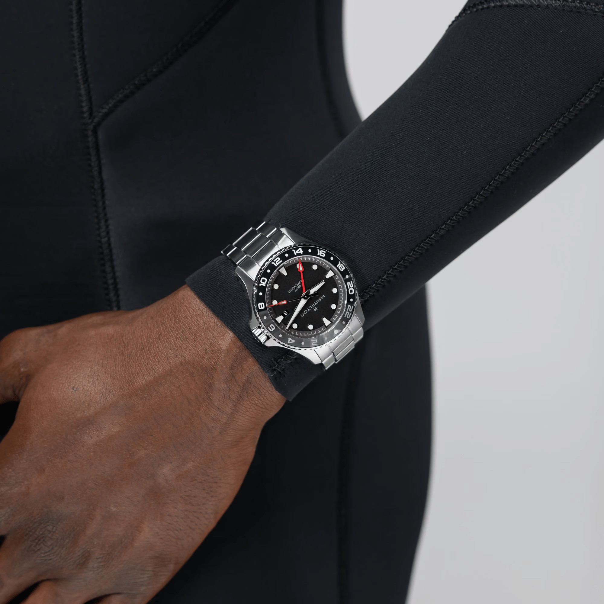 Montre Hamilton Khaki Navy Scuba automatique GMT cadran noir bracelet acier 43 mm