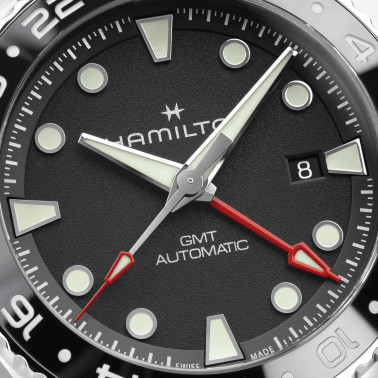 Montre Hamilton Khaki Navy Scuba automatique GMT cadran noir bracelet caoutchouc noir 43 mm