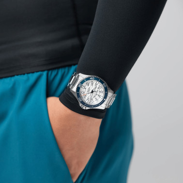Montre Hamilton Khaki Navy Scuba automatique cadran blanc lunette bleue bracelet acier 40 mm