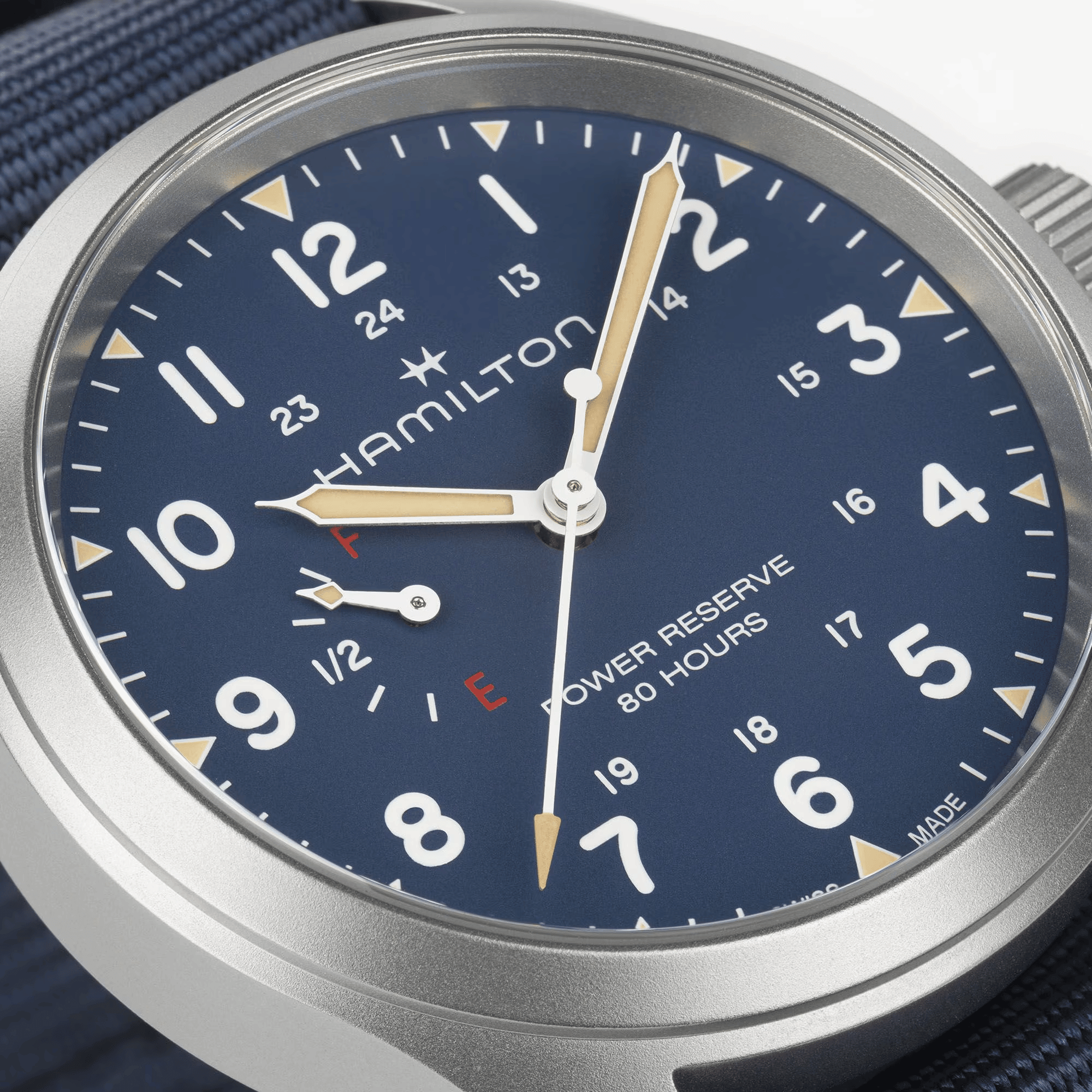 Montre Hamilton Khaki Field Power Reserve cadran bleu bracelet tissu bleu 40 mm