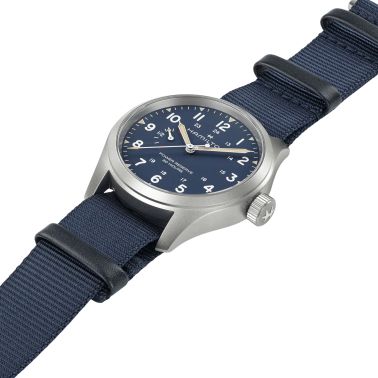 Montre Hamilton Khaki Field Power Reserve cadran bleu bracelet tissu bleu 40 mm