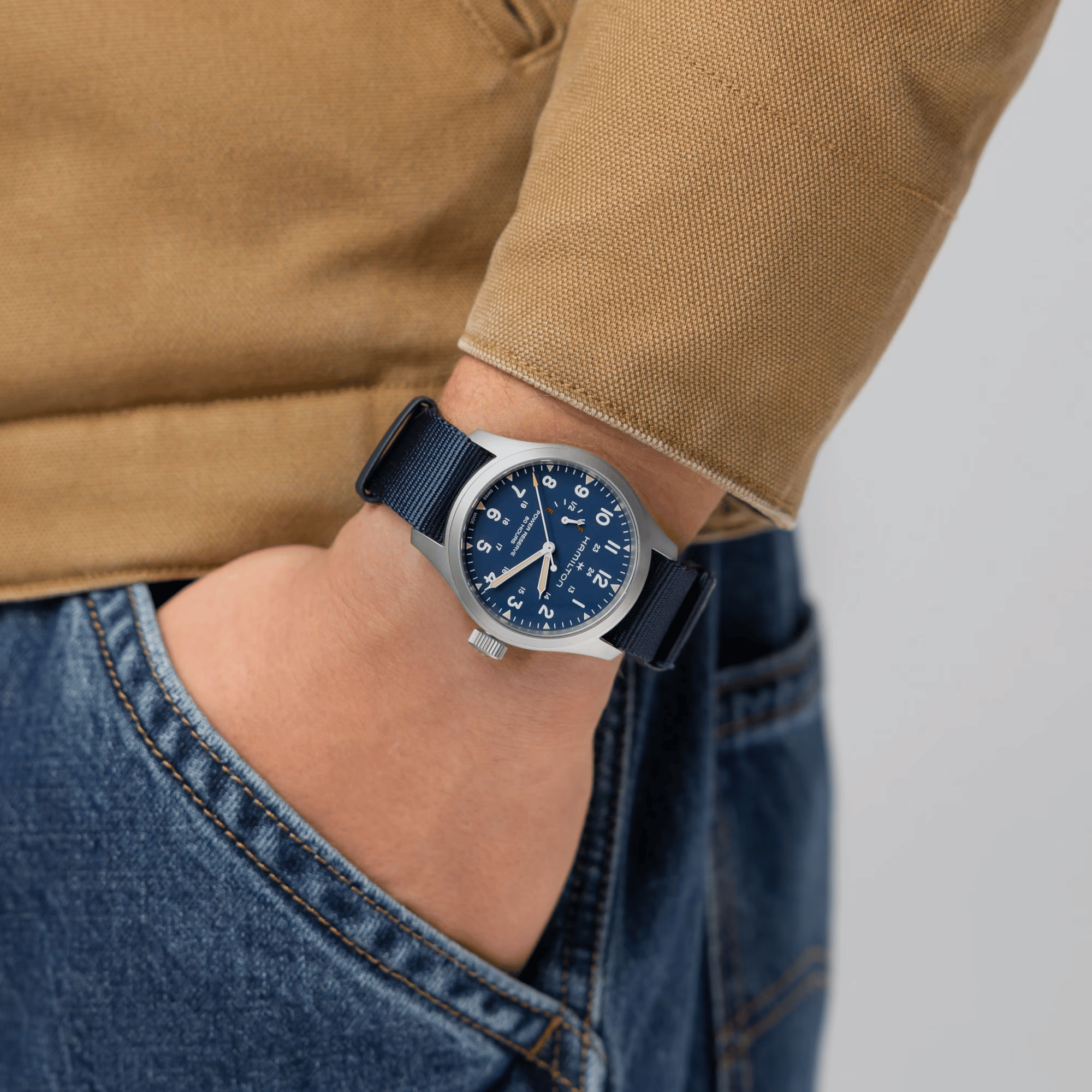 Montre Hamilton Khaki Field Power Reserve cadran bleu bracelet tissu bleu 40 mm