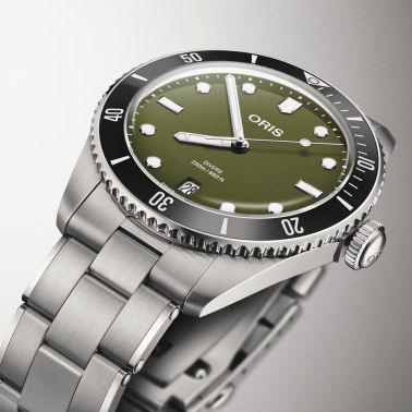 Oris Divers Date automatic green dial steel bracelet 39 mm