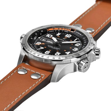 Montre Hamilton Khaki Aviation X-Wind Day Date cadran noir bracelet cuir marron 45 mm H77755533