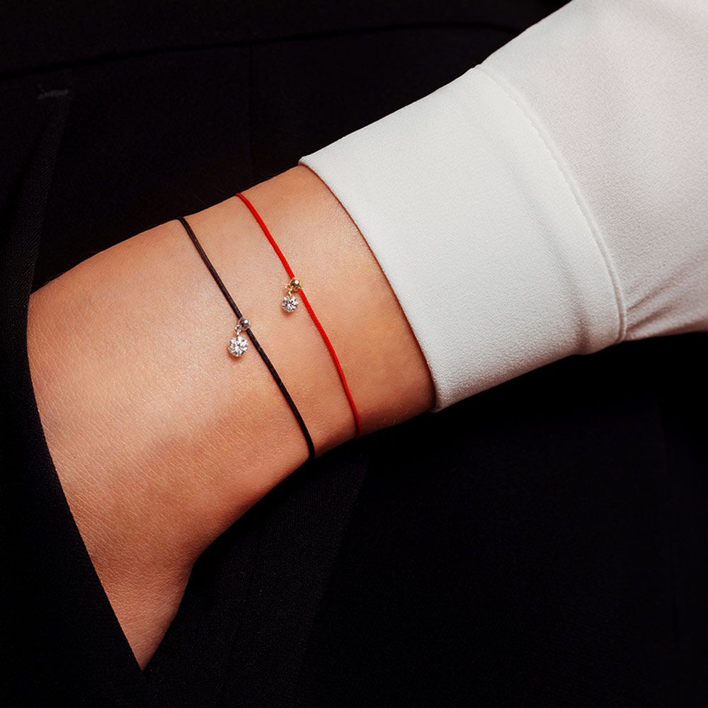WAU!!! Bracelet Rouge 7 Noeuds Amulette Fil Rouge Couple Bracelet Amitié  Bracelet Pulsea qui s'adapte jusqu'à 28 cm, Réglable avec des lettres  initiales, Bracelet Fil Rouge de la Chance : Amazon.fr: Mode
