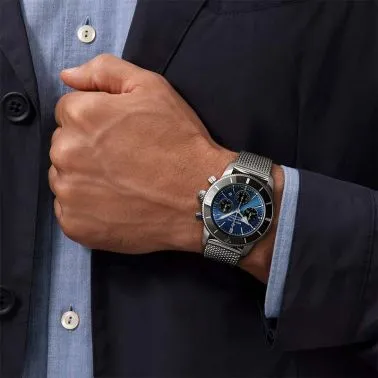 Montre Breitling Superocean Heritage B01 Chronograph cadran bleu Blackeye bracelet maille milanaise 44 mm
