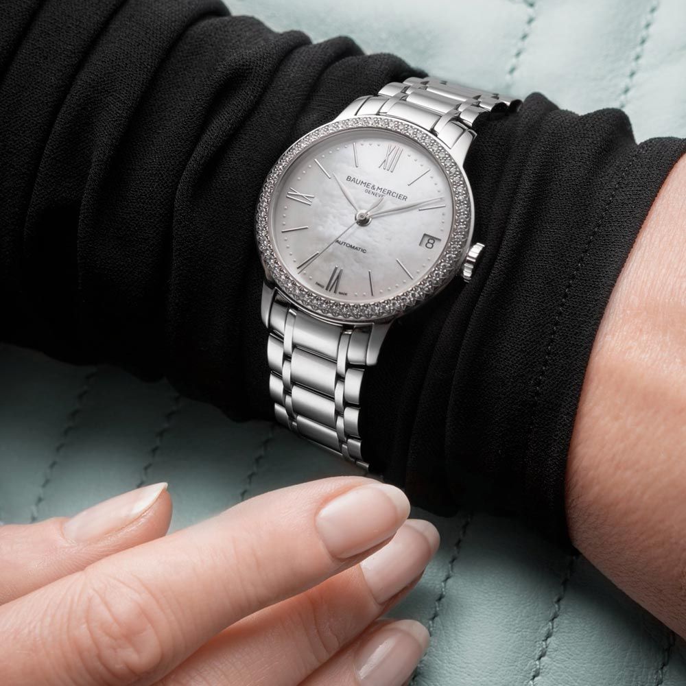 Montre Baume et Mercier Classima automatique lunette sertie cadran nacre bracelet acier 31 mm