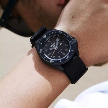 Montre Seiko 5 Street automatique cadran noir bracelet NATO 42,5 mm