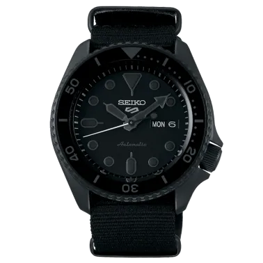 Montre Seiko 5 Street automatique cadran noir bracelet NATO 42,5 mm