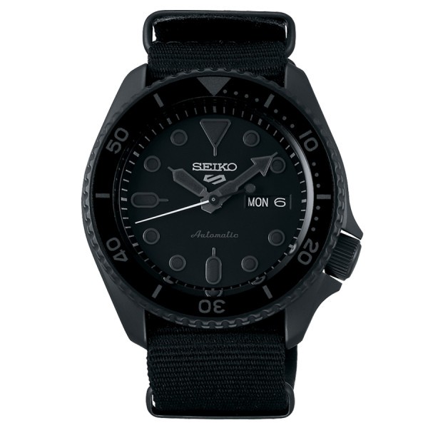 Montre Seiko 5 Street automatique cadran noir bracelet NATO 42,5 mm