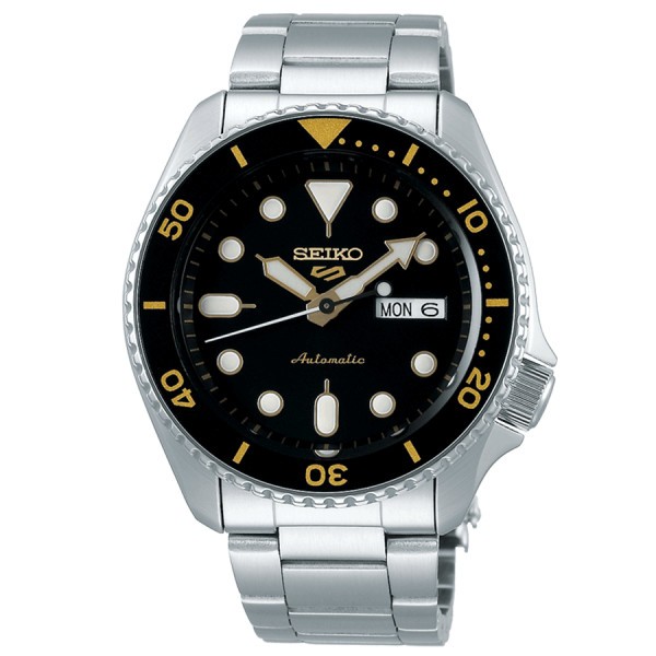 Montre Seiko 5 Sports automatique cadran noir bracelet acier 3 maillons 42,5 mm
