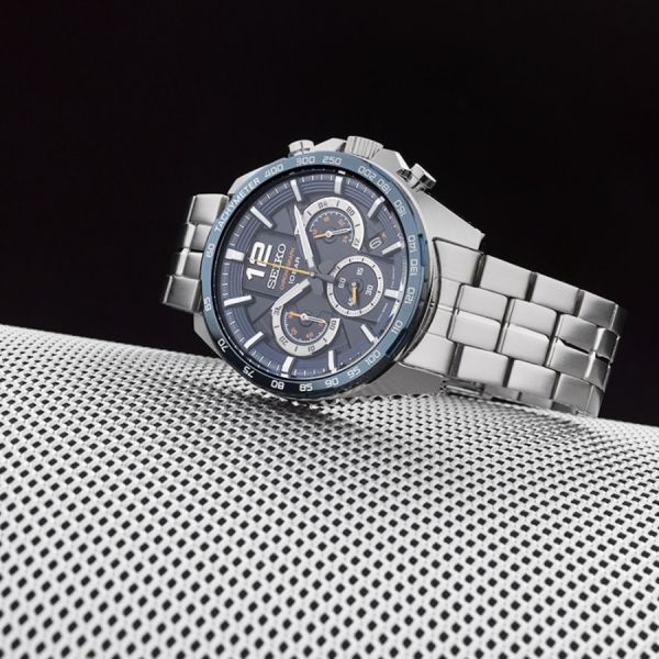 Montre Seiko Sport chronographe quartz cadran bleu bracelet acier 43,9 mm