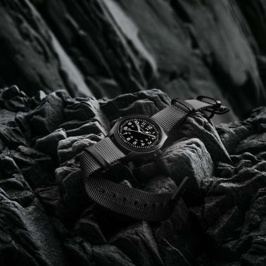 Montre Hamilton Khaki Field Mechanical full black cadran noir bracelet NATO noir 38 mm H69409930