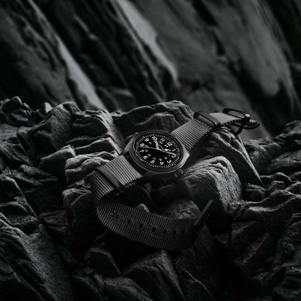 Montre Hamilton Khaki Field Mechanical full black cadran noir bracelet NATO noir 38 mm H69409930