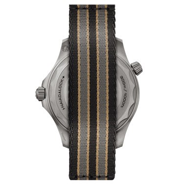 Montre Omega Seamaster Diver 300m Co-Axial Master Chronometer Edition 007 No Time To Die cadran noir bracelet NATO 42 mm